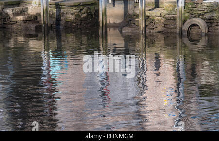 Wareham, Dorset, Großbritannien. 3. Februar 2019. UK Wetter: Kühl und hell Morgen entlang dem Fluss Frome in Wareham. Ruhige Szenen an der historischen Marktstadt Wareham. Historischen Gebäuden entlang der Ufer sind im ruhigen Wasser wider. Credit: DWR/Alamy leben Nachrichten Stockfoto