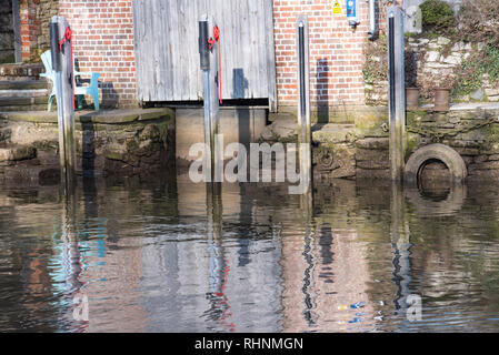 Wareham, Dorset, Großbritannien. 3. Februar 2019. UK Wetter: Kühl und hell Morgen entlang dem Fluss Frome in Wareham. Ruhige Szenen an der historischen Marktstadt Wareham. Historischen Gebäuden entlang der Ufer sind im ruhigen Wasser wider. Credit: DWR/Alamy leben Nachrichten Stockfoto