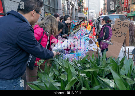 New York, NY - Februar 3, 2019: Leute hetzen Blumen in Vorbereitung Neujahrsfest in Manhattan Chinatown Kredit zu feiern zu kaufen: Lev radin/Alamy leben Nachrichten Stockfoto