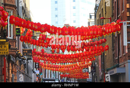 London, Großbritannien. 3 Feb, 2019. Laternen auf den Straßen gesehen. Londons Chinatown für das chinesische Neujahrsfest bereit ist, das Jahr des Schweins, das neue Chinesische Laternen, Dekorationen sind für den chinesischen neuen Jahres, das offiziell am 5. Februar beginnt. Credit: Keith Mayhew/SOPA Images/ZUMA Draht/Alamy leben Nachrichten Stockfoto