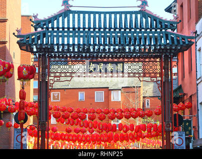 London, Großbritannien. 3 Feb, 2019. Laternen auf den Straßen gesehen. Londons Chinatown für das chinesische Neujahrsfest bereit ist, das Jahr des Schweins, das neue Chinesische Laternen, Dekorationen sind für den chinesischen neuen Jahres, das offiziell am 5. Februar beginnt. Credit: Keith Mayhew/SOPA Images/ZUMA Draht/Alamy leben Nachrichten Stockfoto