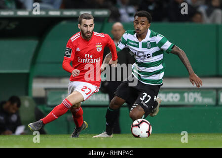 Lissabon, Portugal. 03 Feb, 2019. Rafa Silva von SL Benfica (L) Mias für den Ball mit Wendel von Sporting CP (R) während der Liga Nrn. 2018/19 Fußball -Match zwischen Sporting CP vs SL Benfica. (Endstand: Sporting CP 2 - 4 SL Benfica) Credit: SOPA Images Limited/Alamy leben Nachrichten Stockfoto