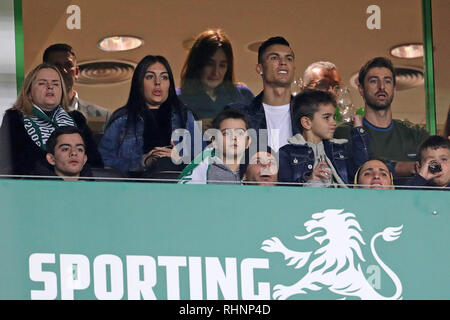 Lissabon, Portugal. 03 Feb, 2019. Cristiano Ronaldo und Georgina Rodríguez siehe das Spiel auf der Tribüne während der Liga Nrn. 2018/19 Fußball -Match zwischen Sporting CP vs SL Benfica. (Endstand: Sporting CP 2 - 4 SL Benfica) Credit: SOPA Images Limited/Alamy leben Nachrichten Stockfoto