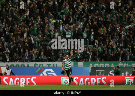 Lissabon, Portugal. 03 Feb, 2019. Bruno Fernandes von Sporting CP gesehen Feiern mit Anhänger nach zählen während der Liga Nrn. 2018/19 Fußball -Match zwischen Sporting CP vs SL Benfica. (Endstand: Sporting CP 2 - 4 SL Benfica) Credit: SOPA Images Limited/Alamy leben Nachrichten Stockfoto