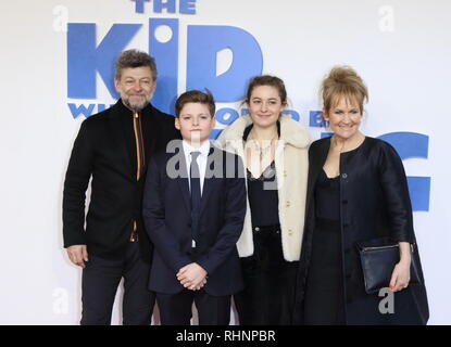 Andy Serkis, Louis Ashbourne Serkis, Ruby Serkis und Lorraine Ashbourne am Kind gesehen, die König Galavorstellung im Odeon Luxe Leicester Square sein würde. Stockfoto