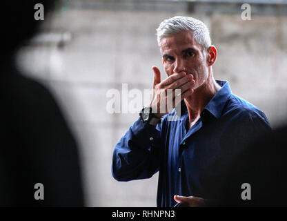 Ehemalige australische Fußball-Nationalspieler Craig Foster ankommt festgenommen Bahrainische Fußball-Spieler Hakeem al-Araibi an den Strafgerichtshof in Bangkok zu unterstützen. Stockfoto