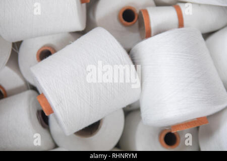 Weißes Garn threads thread Spule spulen Rohre. Background Konzept Bild Stockfoto