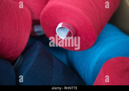 Bunte Garne threads thread Spule spulen Rohre. Background Konzept Bild Stockfoto