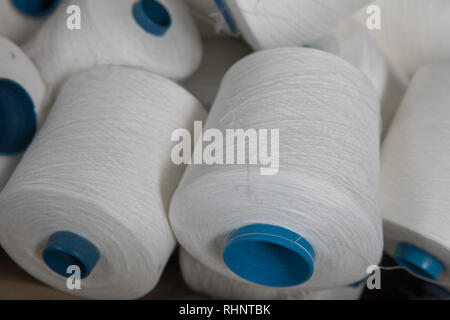 Weißes Garn threads thread Spule spulen Rohre. Background Konzept Bild Stockfoto