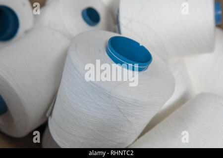 Weißes Garn threads thread Spule spulen Rohre. Background Konzept Bild Stockfoto