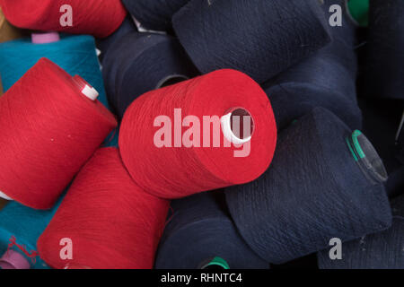 Bunte Garne threads thread Spule spulen Rohre. Background Konzept Bild Stockfoto