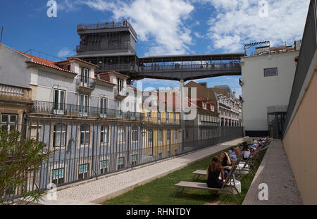 Ein Dach Garten in der Nähe der oberen Ebene der Aufzug Santa Justa (Elevador de Santa Justa), auch genannt die Carmo Heben, Lissabon, Portugal. Stockfoto