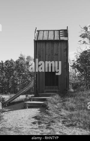 Wald Spielplatz mit Holzhütte und schieben Sie in Skagen, Dänemark. Stockfoto