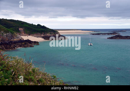 Segelboot Günstig in Belvoir Strand mit Shell Beach im Hintergrund von der Küste weg auf die Insel Herm, Channel Islands.de. Stockfoto