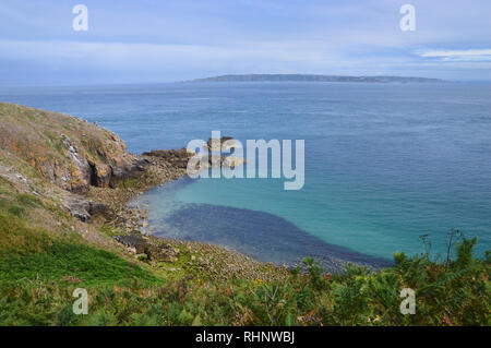 Die Insel Alderney von der Küste weg auf Felsen in der Nähe von rosiere Schritte auf Herm Insel, Channel Islands.de. Stockfoto