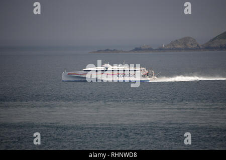 Die Condor schnellen Trimaran Autofähre 'Befreiung' Zwischen Herm und Sark von der Küste weg auf die Insel Herm, Channel Islands.de. Stockfoto