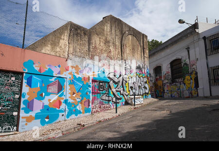 Graffiti an den Wänden der Largo de Oliveirinha (in der Nähe der Galerie der Urban Art), Lissabon, Portugal. Stockfoto