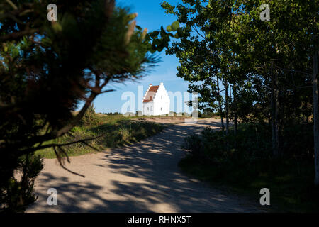 Die Sand-Covered Kirche von Bäumen in Skagen, Nordjütland, Dänemark umgeben. Stockfoto