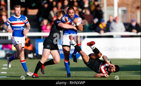 Bill Tupou von Wakefield Trinity wird von James Cunningham von London Broncos angegangen, als Kieran Dixon während des Betfred Super League-Spiels im Trailfinders Sports Club, London, auf den Boden trifft (rechts). Stockfoto