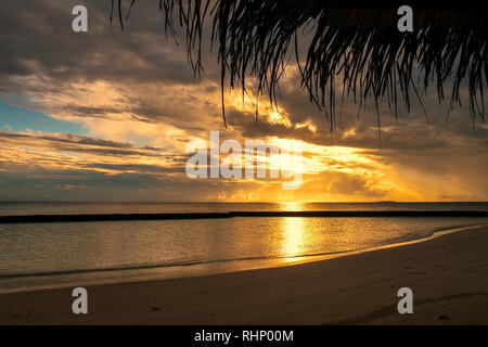 Sonnenaufgang auf Gangehi Island Malediven, wunderschöne goldene Stunde Himmel und Wolken in der Nähe vom Strand, wunderschönen Hintergrund für Sommer und Urlaub Reisen Stockfoto