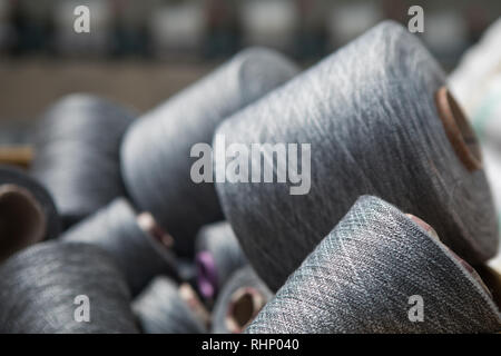 Garn threads thread Spule spulen Rohre. Background Konzept Bild Stockfoto