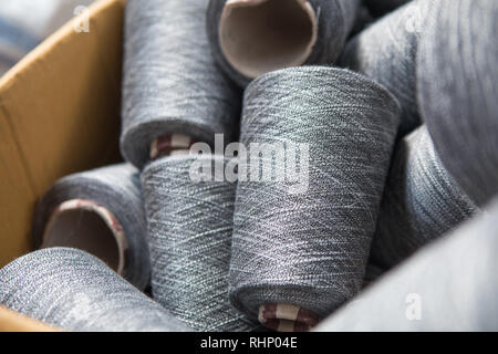 Garn threads thread Spule spulen Rohre. Background Konzept Bild Stockfoto