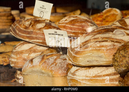 Sauerteig Brot für Verkauf im Fenster eines Reeve der Bäckerei. Shaftesbury, North Dorset England UK GB Stockfoto