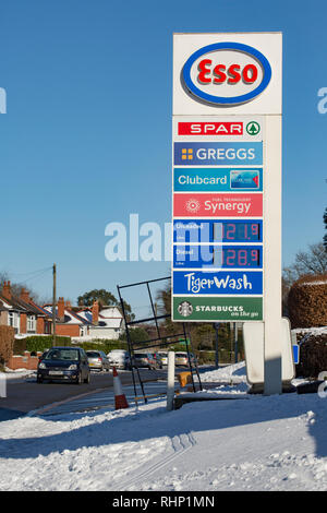 Eine Esso-tankstelle zu einem Kreisverkehr Shaftesbury nähert sich während der verschneiten und eisigen Wetter. 2.2.2019. Shaftesbury North Dorset England UK GB Stockfoto