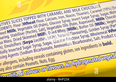 Makro Nahaufnahme der Zutat Label/food Label von McVitie's Digestifs Karamell Millionaire Slice, Anzeigen Lebensmittelzusatzstoff E-Nummern und andere Inhalte. Stockfoto