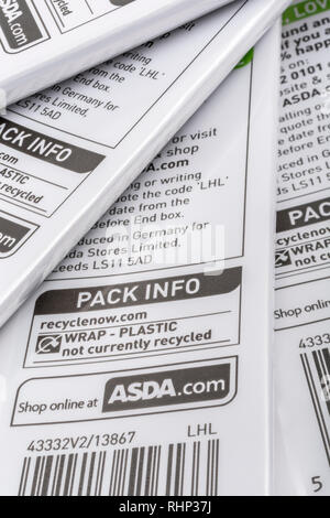 ASDA Lebensmittelkennzeichnung, die den Recyclingstatus von Lebensmittelverpackungen anzeigt. Für Krieg gegen Weichplastik, Kunststoff-Recycling, Verpackung Recycling-Informationen, Lebensmitteletiketten Stockfoto