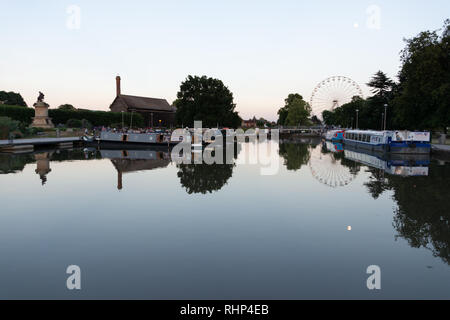 Stratford-upon-Avon, Warwickshire, England UK Juni 25 Hafenbecken mit Spiegelungen des Mondes und Big Wheel während der Hochsaison Stockfoto