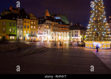 Altstadt in Warschau in der Nacht, Castle Square (Plac Zamkowy) mit bunten Häusern und beleuchtete Weihnachtsbaum in der Hauptstadt von Polen. Stockfoto