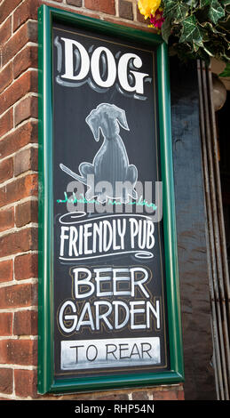 Schiefertafel Zeichen außerhalb ein öffentliches Haus, einen Hund freundliche Pub mit Biergarten Wallasey Dorf Februar 2019 Stockfoto