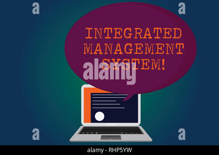 Handschrift text Integrierte Management System. Begriff Sinne vereint alle Komponenten eines Unternehmens in einem Zertifikat Layout auf Laptop- und Stockfoto