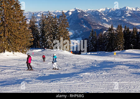 Bödele/Boedele, Vorarlberg, Österreich - Januar 22, 2019: Zwei Damen Skitouren in der Nähe der Gipfel des Hochälpelekopf/Hochaelpelekopf Stockfoto