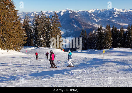 Bödele/Boedele, Vorarlberg, Österreich - Januar 22, 2019: Zwei Damen Skitouren in der Nähe der Gipfel des Hochälpelekopf/Hochaelpelekopf Stockfoto