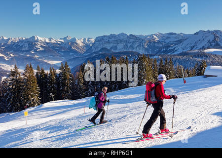 Bödele/Boedele, Vorarlberg, Österreich - Januar 22, 2019: Zwei Damen Skitouren in der Nähe der Gipfel des Hochälpelekopf/Hochaelpelekopf Stockfoto