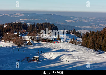 Bödele/Boedele, Vorarlberg, Österreich - Januar 22, 2019: Besucher von Skigebiet Bödele auf Alpine Inn Meierei Stockfoto