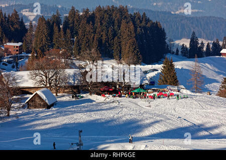 Bödele/Boedele, Vorarlberg, Österreich - Januar 22, 2019: Besucher von Skigebiet Bödele auf Alpine Inn Meierei Stockfoto