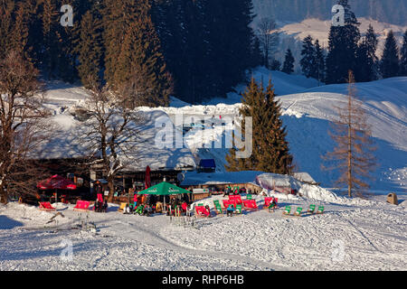 Bödele/Boedele, Vorarlberg, Österreich - Januar 22, 2019: Besucher von Skigebiet Bödele auf Alpine Inn Meierei Stockfoto