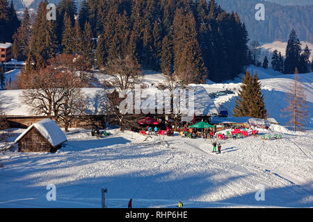 Bödele/Boedele, Vorarlberg, Österreich - Januar 22, 2019: Besucher von Skigebiet Bödele auf Alpine Inn Meierei Stockfoto