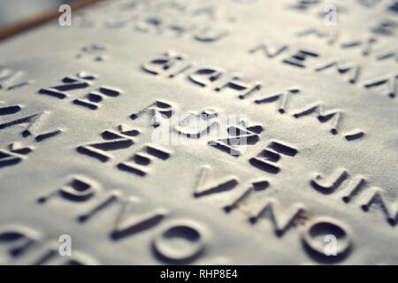 Wort Rose in der tschechischen Sprache geprägten Briefe schreiben für blinde Menschen verwendet, bevor die Braille Schrift Stockfoto