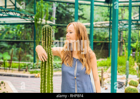Eine Frau umarmt einen Kaktus als Ihr bester Freund. Probleme der  Freundschaft Konzept Stockfotografie - Alamy