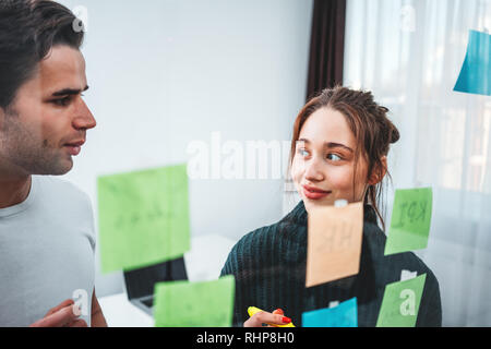 Team von Projektmanagern in Treffen im modernen Büro. Kollegen der Auseinandersetzung mit neuen Ideen und mit klebrigen Glas Hinweis Wand Stockfoto