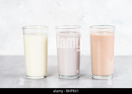 Protein Cocktails. Vanille-, Beeren und Schokolade Protein Shakes. Sport Ernährung. Stockfoto