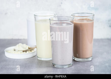 Protein Cocktails. Vanille-, Beeren und Schokolade Protein Shakes. Sport Ernährung. Stockfoto