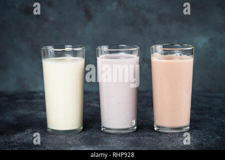 Protein Cocktails auf Schwarz. Vanille-, Beeren und Schokolade Protein Shakes. Sport Ernährung. Stockfoto