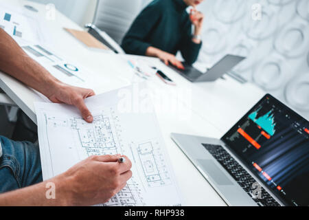 Сolleagues Analysieren digital berichtet auf dem Bildschirm überwachen und Erstellung der finanziellen Report für Investoren. Team von Business Manager bei Mann und Frau sitzen Stockfoto