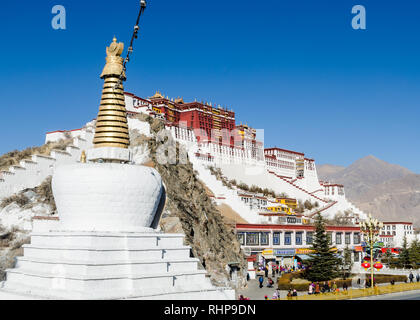 Blick auf den Potala Palast und Stupas aus Chakpori Hügels, Lhasa, Tibet Stockfoto