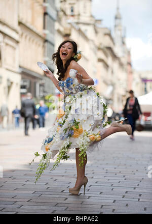 Ein Modell, das sich auf die Buchanan Street, Glasgow trägt ein Hochzeitskleid aus Blumen gemacht eine bevorstehende Hochzeit fayre zu fördern. Lenny Warren/Warren Medien07860 8. Stockfoto